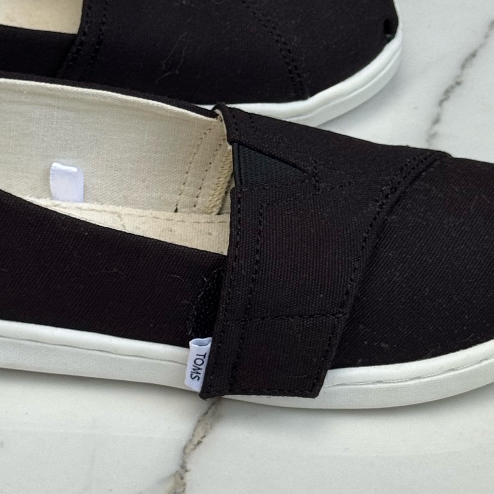 NWOT TOMS Kids Black Canvas Sneakers - Picture 7 of 8